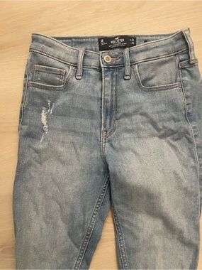 Hollister Women's Light Wash High-Rise Jeans with Subtle Distress